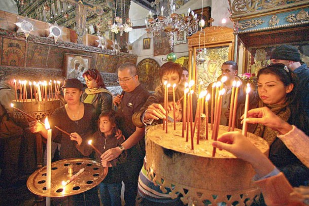 伯利恆的民眾以往於平安夜，在當地教堂點蠟燭。
