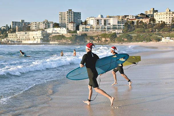 悉尼市民於聖誕當日到海灘滑浪。