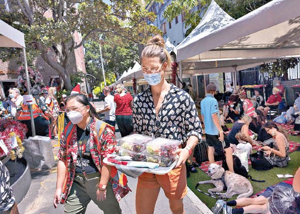 悉尼民眾戴口罩參與聖誕派對。