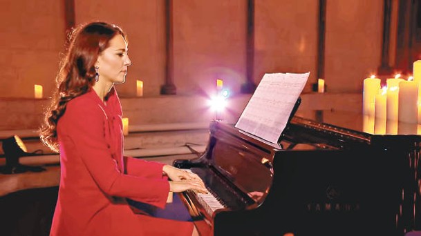 凱瑟琳負責歌曲的鋼琴伴奏。