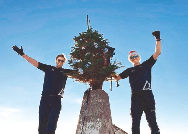 兩人挑戰成功後與聖誕樹合照。