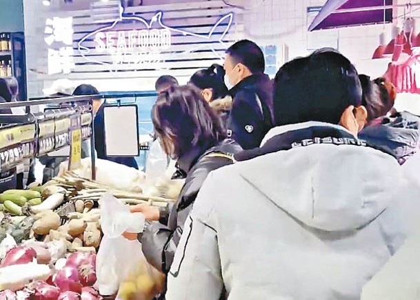 西安民眾近日忙於搶購糧食。
