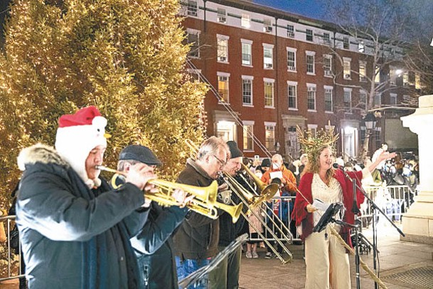 聖誕節期間，紐約民眾紛紛外出慶祝。