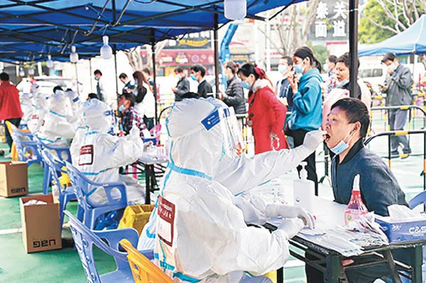 東莞市居民接受核酸檢測。