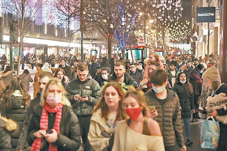 倫敦街頭於聖誕節期間人頭湧湧。（Getty Images圖片）