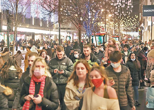 倫敦街頭於聖誕節期間人頭湧湧。（Getty Images圖片）