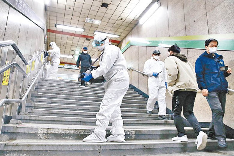 防疫人員在首爾地鐵站消毒。