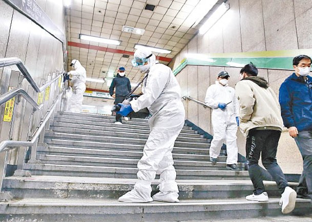 防疫人員在首爾地鐵站消毒。