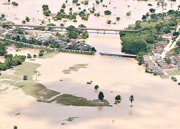 洪水淹沒大片土地。