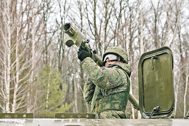 俄軍操作防空武器。