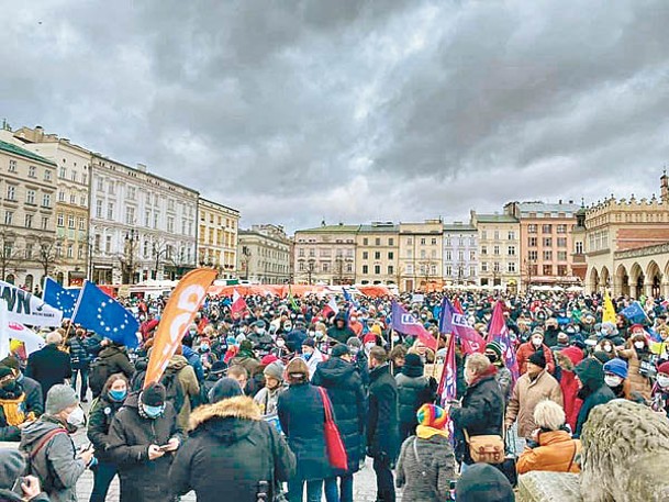 波蘭民眾早前示威，抗議法案。