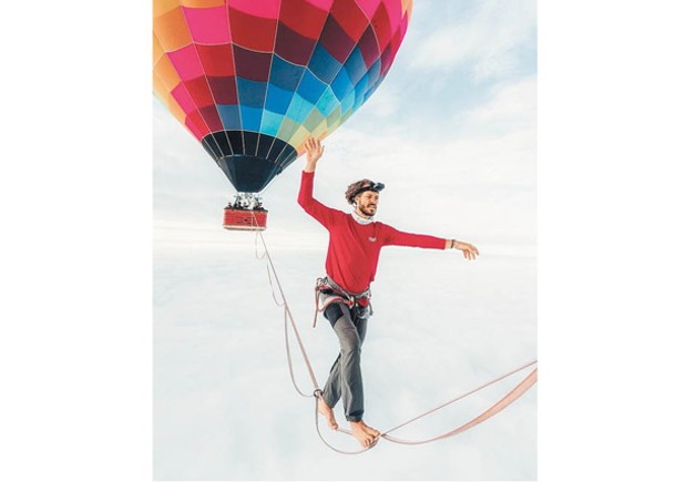 雲層上橫渡熱氣球  1868米高空  男子走扁帶破紀錄