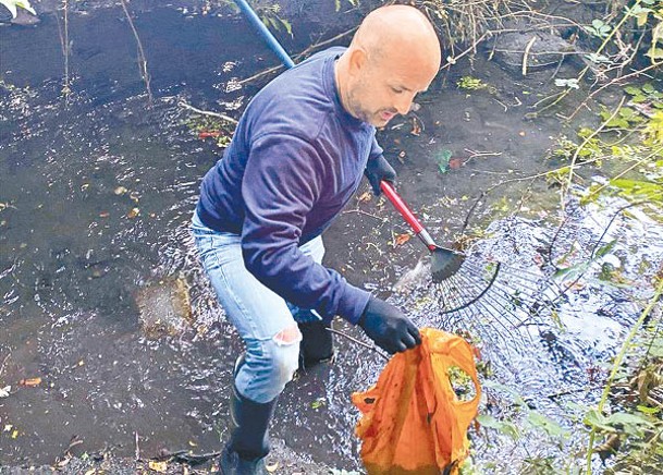 有市民負責清理河道中的垃圾。