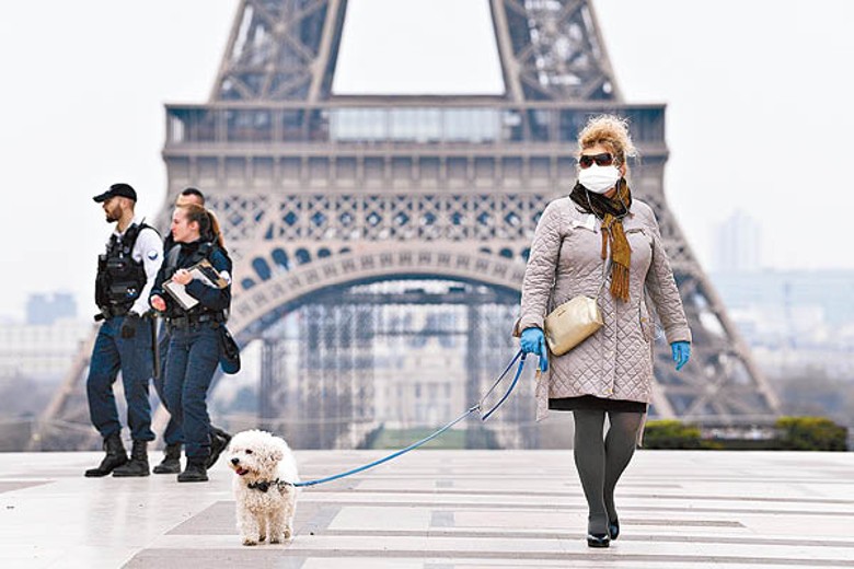 巴黎民眾戴口罩外出。