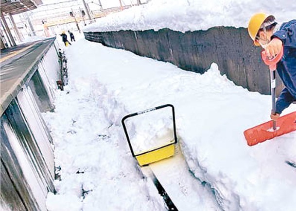 日本大雪癱交通列車出軌
