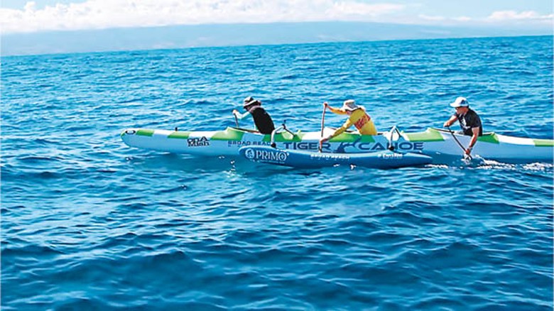 由海底升回水面後，兩人用獨木舟橫渡。