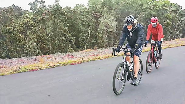 由山腳騎單車到半山位置。