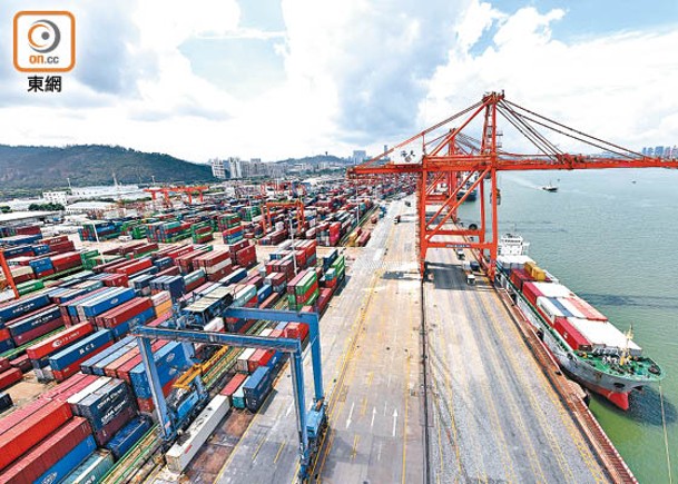 中國將擴大對外貿易和雙向投資；圖為廈門港貨櫃碼頭。（中新社圖片）