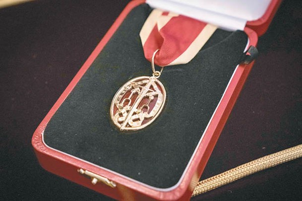 英國元旦日頒授大英帝國勳章。