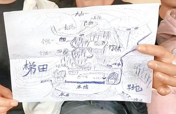 李景偉憑小時候的記憶，畫出家鄉地形。