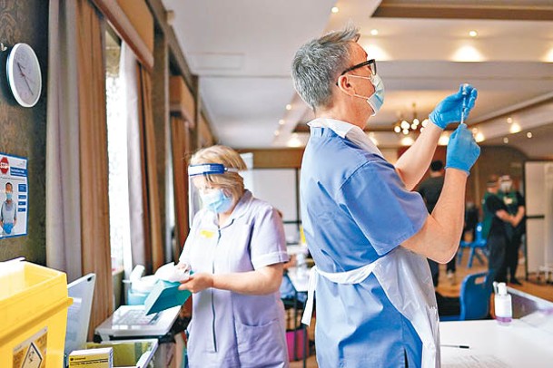 英國英國疫苗接種中心內有職員準備為民眾打針。（Getty Images圖片）