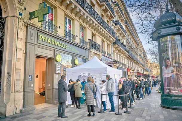 法國巴黎不少市民前往檢測。（Getty Images圖片）