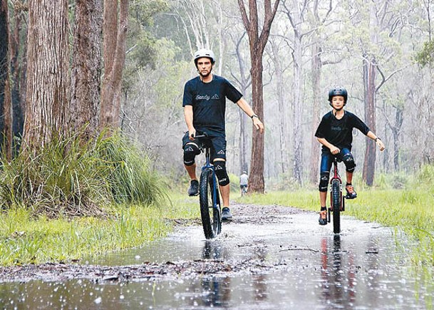 戈德森（左）與奧利弗（右）在塔斯馬尼亞徑騎單輪車。
