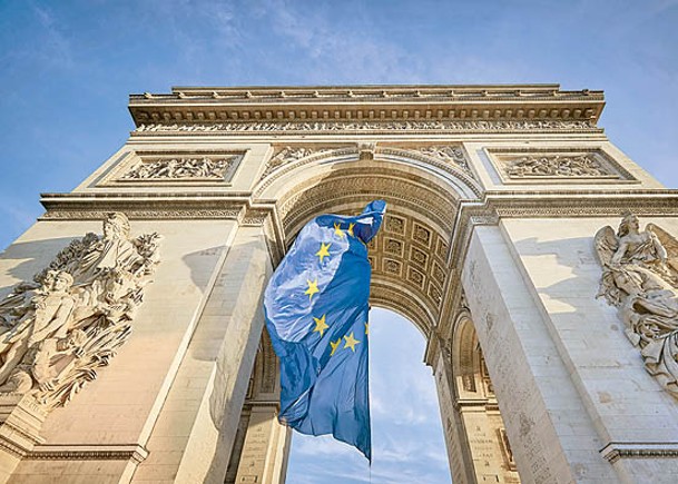 歐盟旗掛凱旋門 法國疑受壓降下