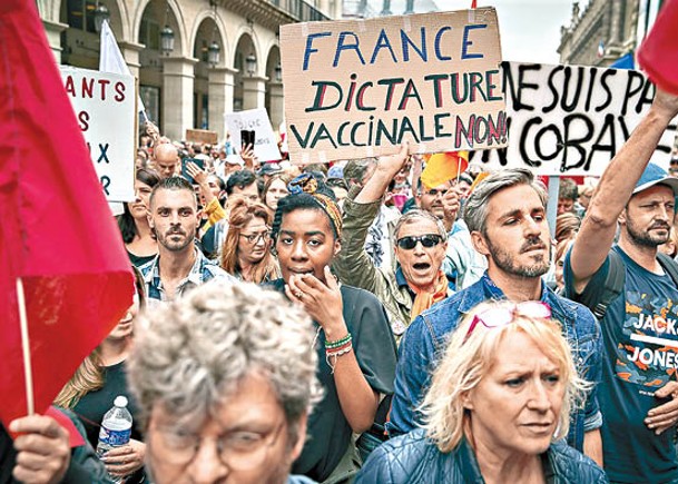 巴黎大批市民示威反對防疫令。