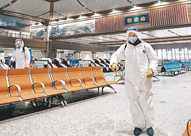 防疫人員在西安火車站候車大廳進行消毒。（中新社圖片）