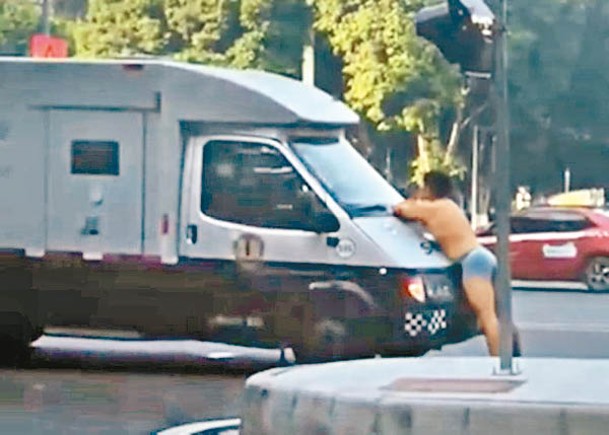 廣州街頭半裸男  攔車打保安