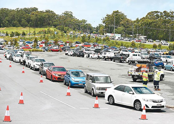 澳洲有大批民眾駕車前往接受檢測。