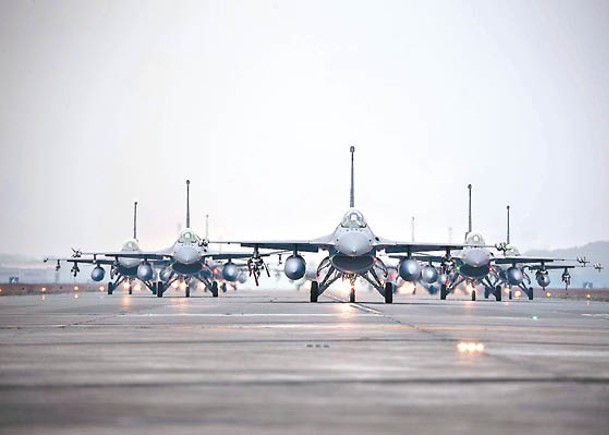 台軍展示戰力  12架F16V大象漫步