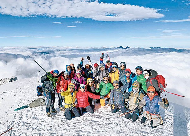 山系男女  帶隊登火山行婚禮