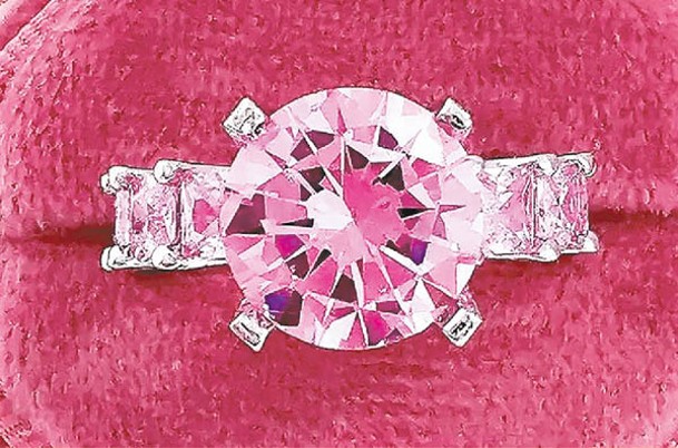 塞拉結婚時手戴粉紅色鑽戒。