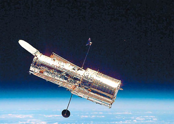 哈勃望遠鏡在地球大氣層外游走。