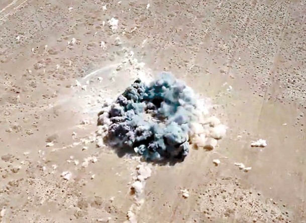 轟炸機投彈擊中地面目標。