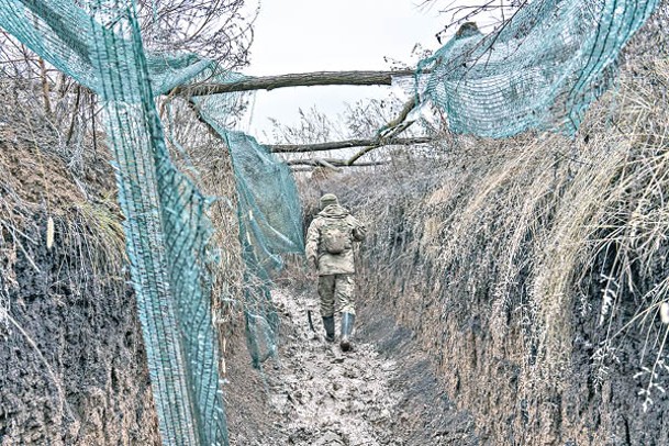 烏克蘭政府軍士兵巡邏東部前線戰壕。（Getty Images圖片）