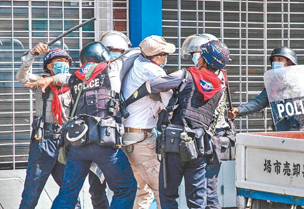 緬甸防暴警員拘捕反政變示威者。