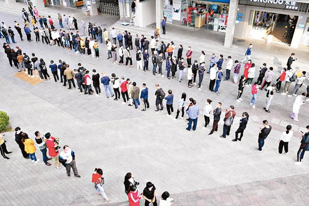 深圳 ：市民排隊等待檢疫。