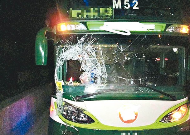 旅遊巴車頭嚴重損毀。