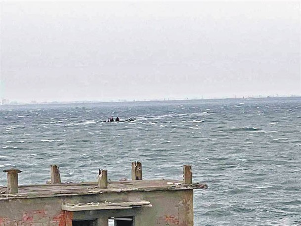 搜救人員在海面搜索。
