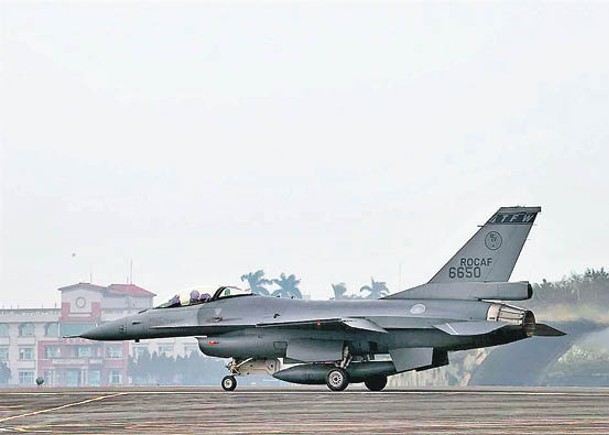 台F16V戰機墜海  機師生死未卜