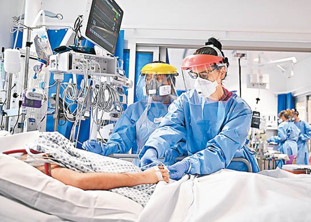 英國新冠肺炎患者在醫院接受治療。