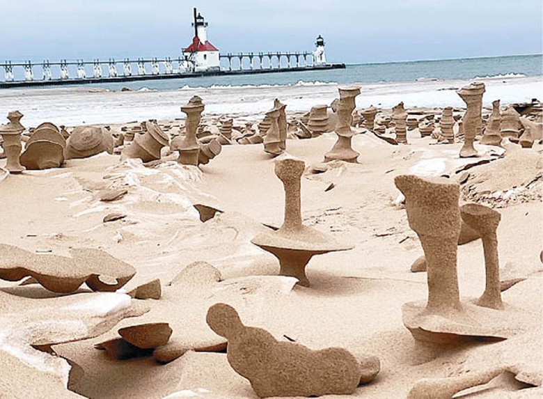 海灘上的沙雕形態各異。