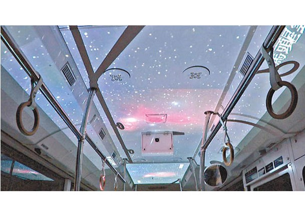 特色巴士吸客  天花投射星空影像