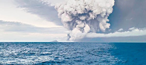 洪阿哈阿帕伊島一座海底火山爆發。