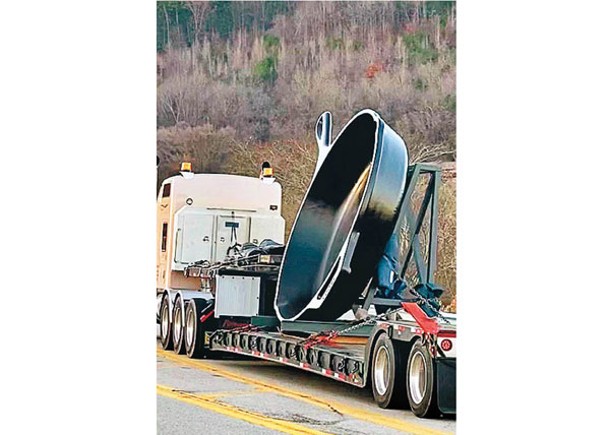 貨車運載全球最巨煎鍋