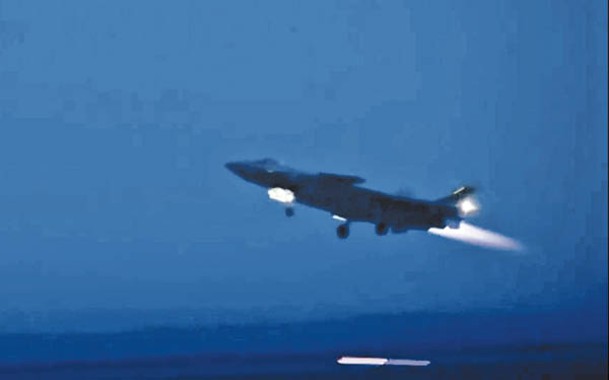 殲20隱形戰機起飛展開夜間空戰對抗訓練。