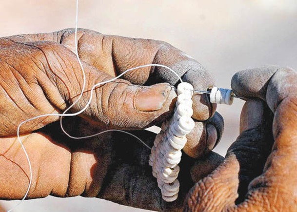 現代非洲婦女仍有買賣鴕鳥蛋殼珠。
